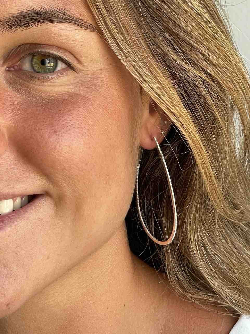 Argollas ovaladas ZALENCO en oro blanco de 18 ktes con brillantes