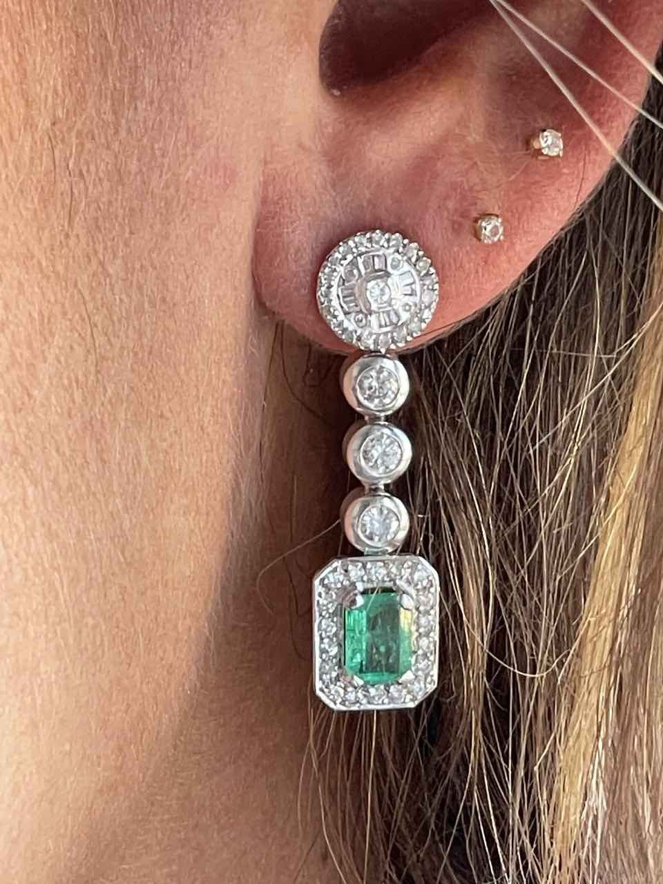 Pendientes ROMA de esmeraldas y brillantes en oro blanco 18 ktes.
