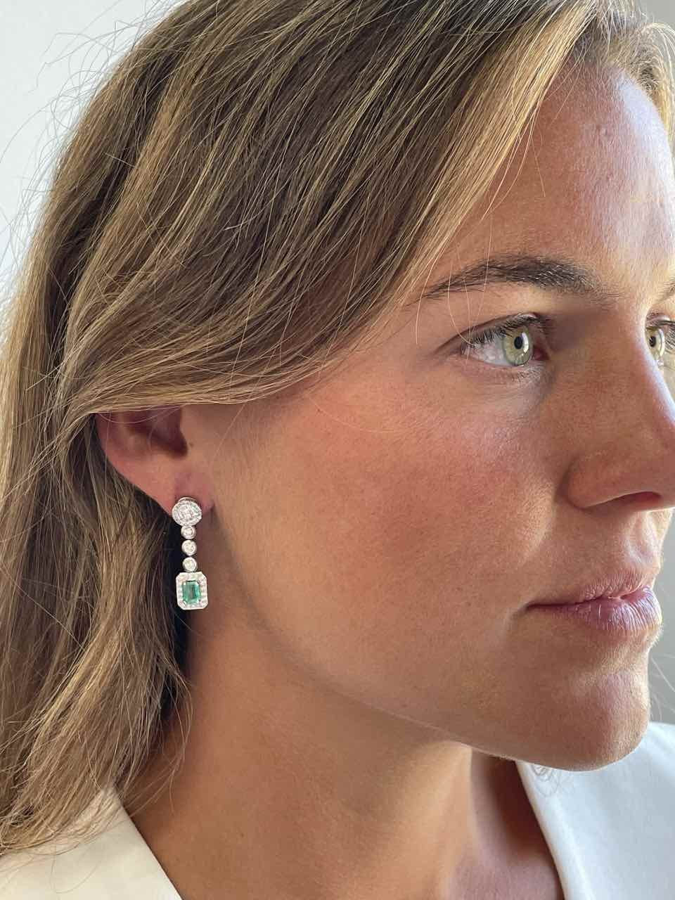 Pendientes ROMA de esmeraldas y brillantes en oro blanco 18 ktes.