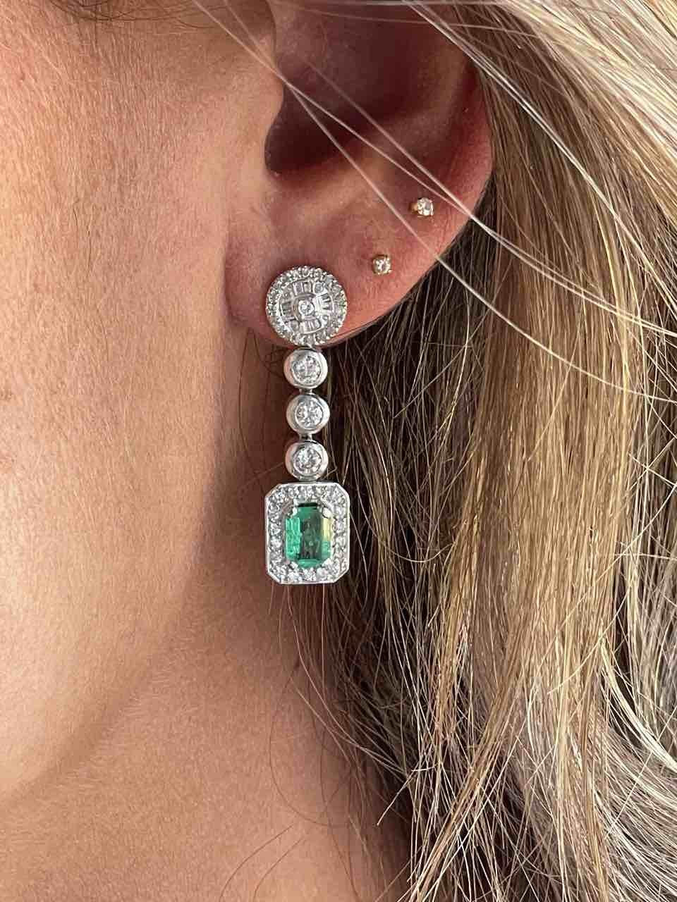 Pendientes ROMA de esmeraldas y brillantes en oro blanco 18 ktes.