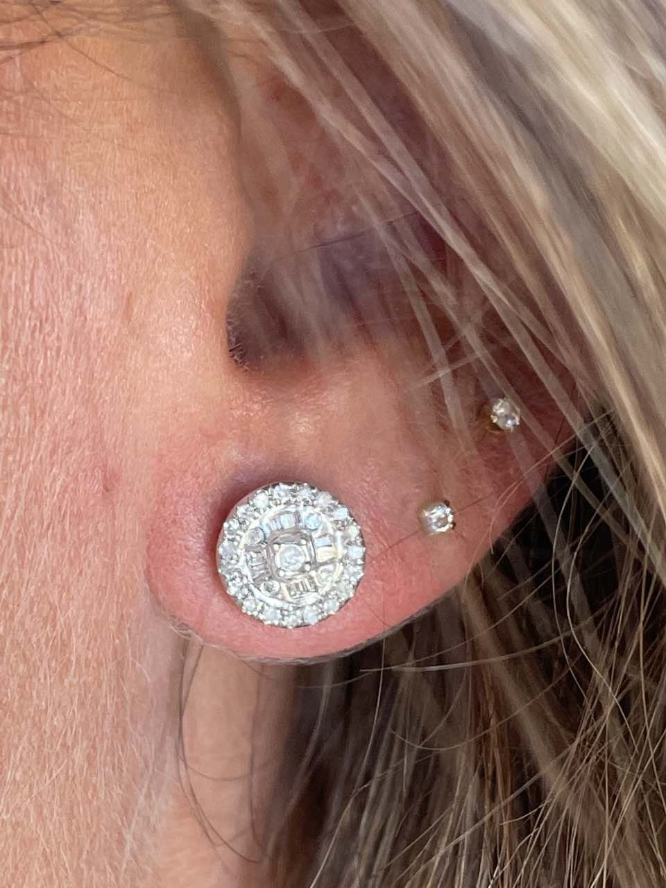 Pendientes ROMA de esmeraldas y brillantes en oro blanco 18 ktes.