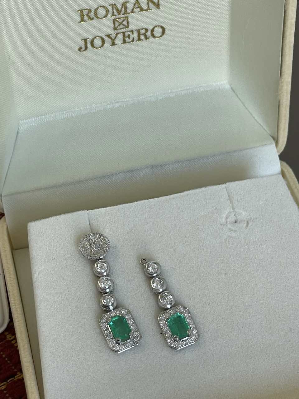 Pendientes ROMA de esmeraldas y brillantes en oro blanco 18 ktes.