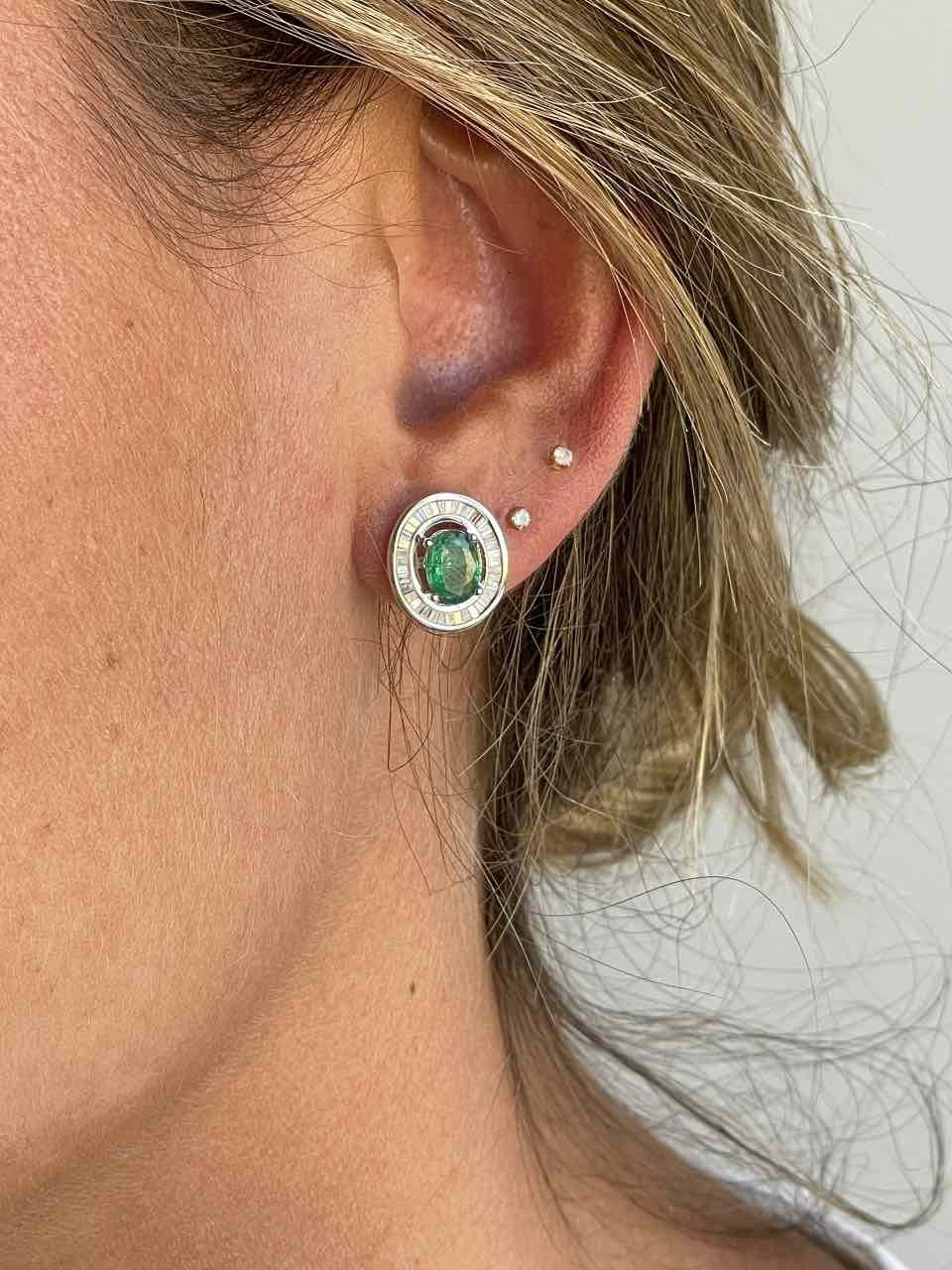 SENOL pendientes de esmeraldas rodeadas de taipes en oro 18 ktes