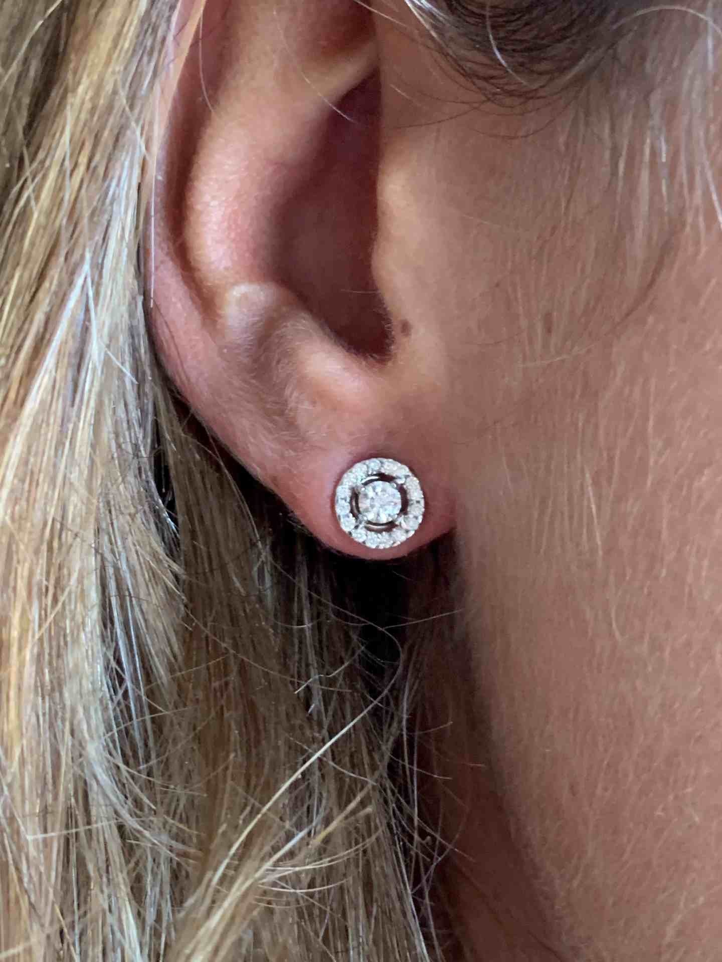 Pendientes FERRARA solitario rodeado de brillantes oro blanco 18 ktes - Roman Joyero