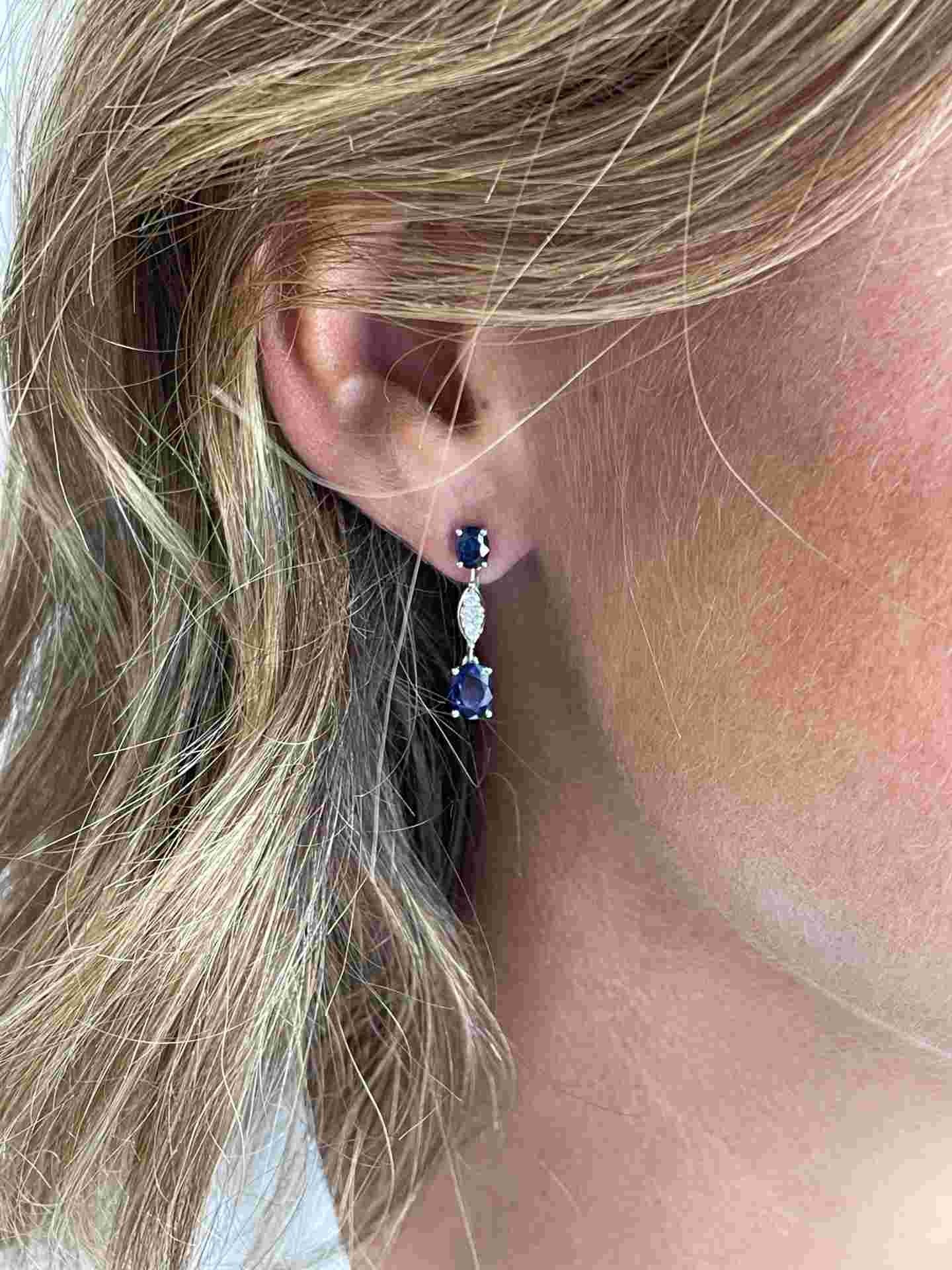 Pendientes SEVDA de oro blanco con diamantes y zafiros en 2 tallas