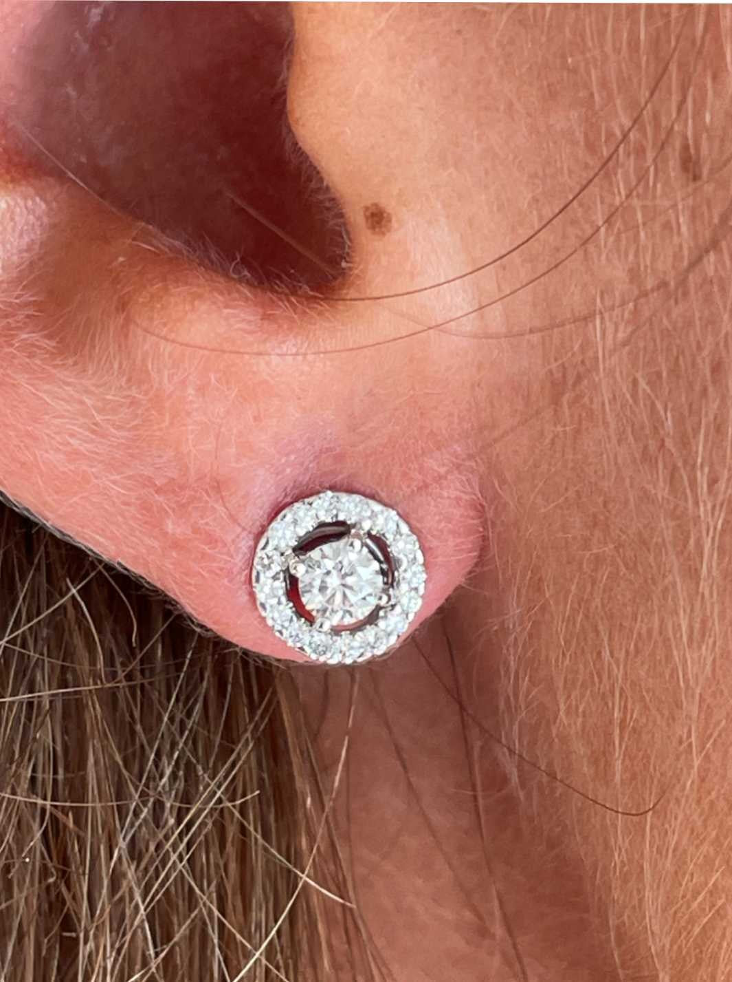 Pendientes FERRARA solitario rodeado de brillantes oro blanco 18 ktes - Roman Joyero