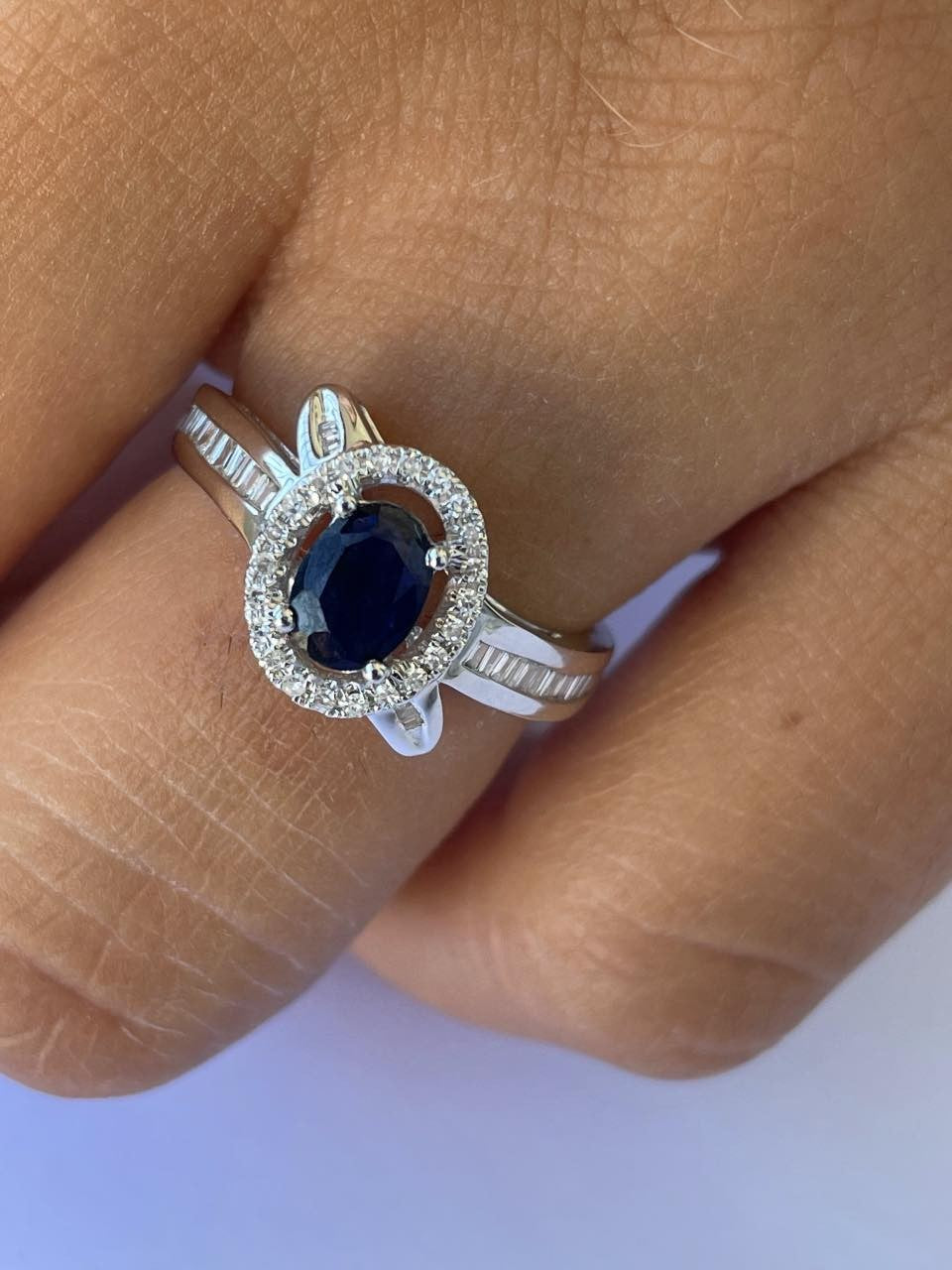 SANTORINI anillo con zafiro brillantes y baguettes en oro blanco 18 k - Roman Joyero