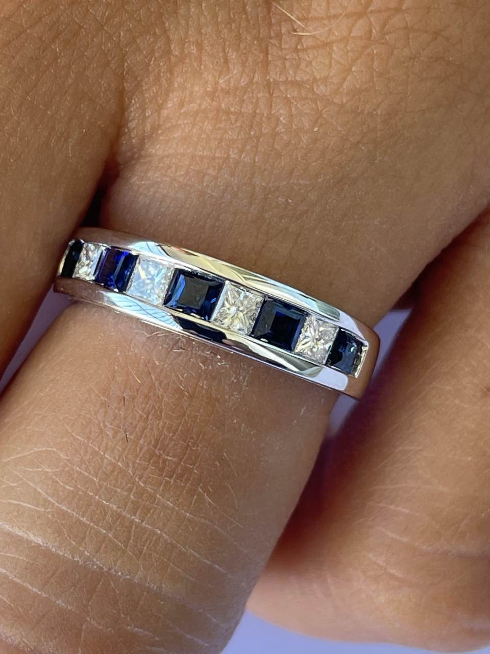 FLAMENCO alianza de diamante princesas y zafiros en oro blanco 18 k - Roman Joyero