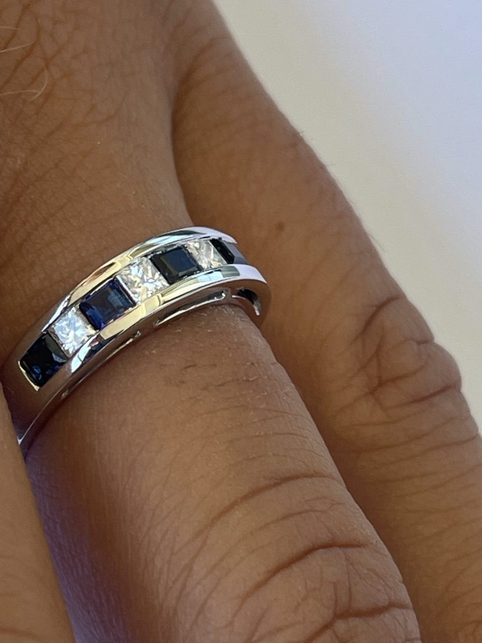FLAMENCO alianza de diamante princesas y zafiros en oro blanco 18 k - Roman Joyero