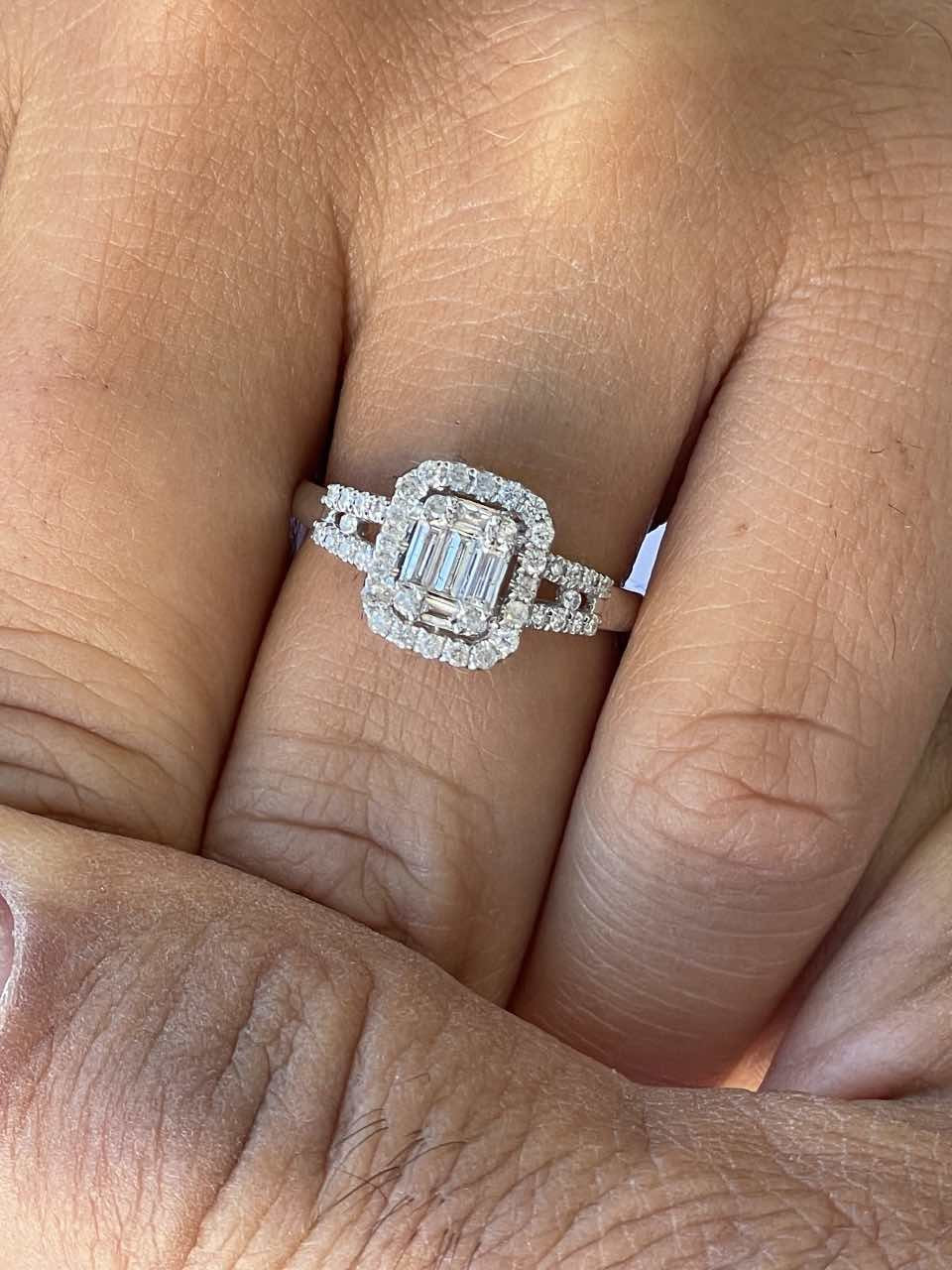 Anillo BALLET centro de baguettes rodeado de brillantes oro blanco - Roman Joyero