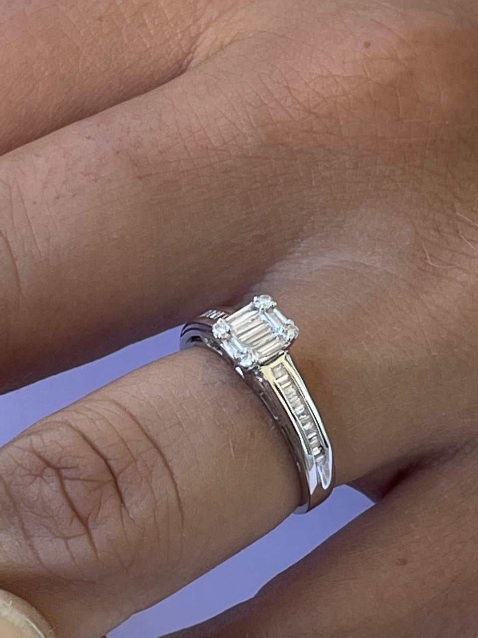 SWING anillo con centro baguettes y taipes en oro blanco 18K