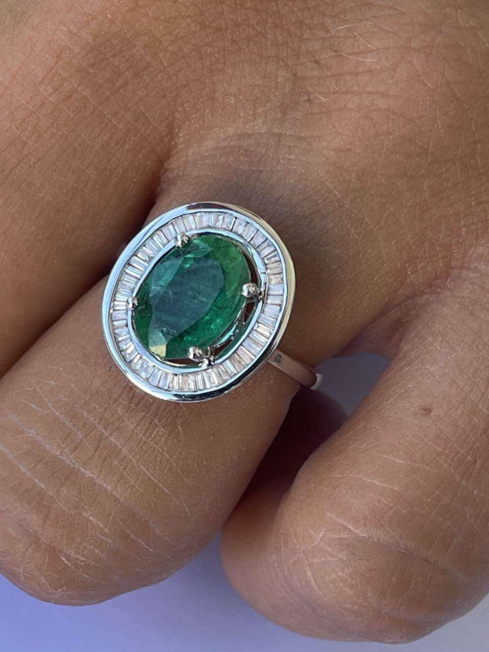 VALS anillo oro 18k de esmeralda rodeadas de taipes de brillantes