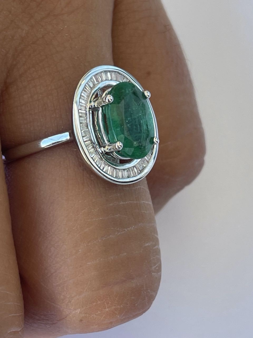 VALS anillo oro 18k de esmeralda rodeadas de taipes de brillantes