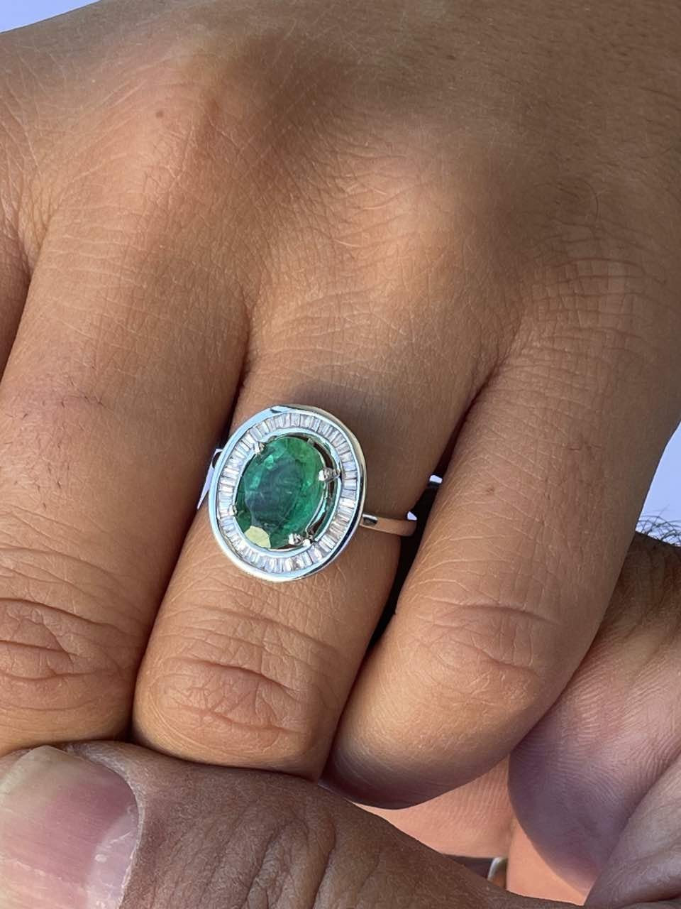 VALS anillo oro 18k de esmeralda rodeadas de taipes de brillantes