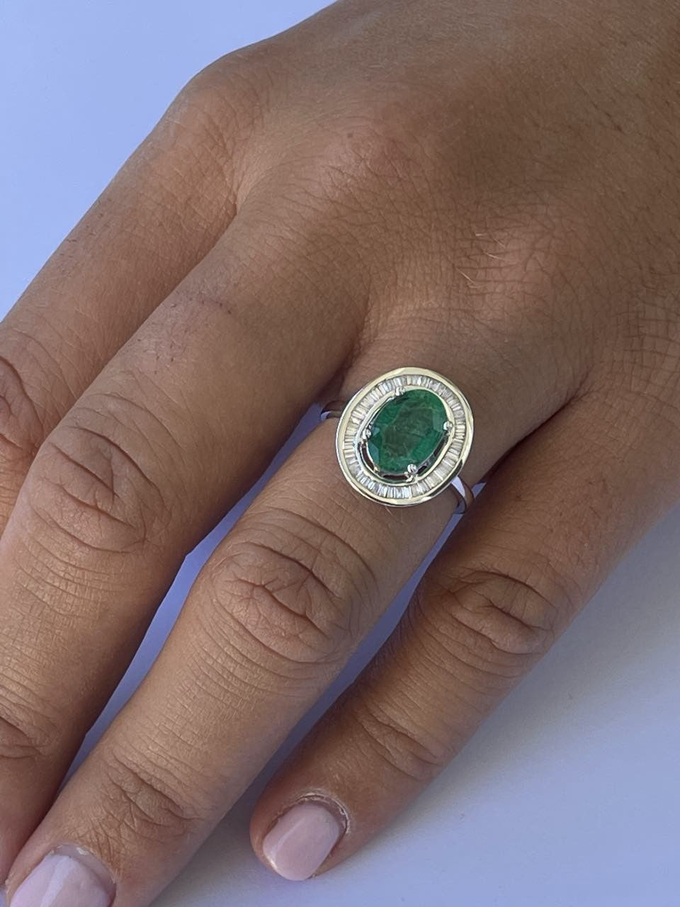 VALS anillo oro 18k de esmeralda rodeadas de taipes de brillantes