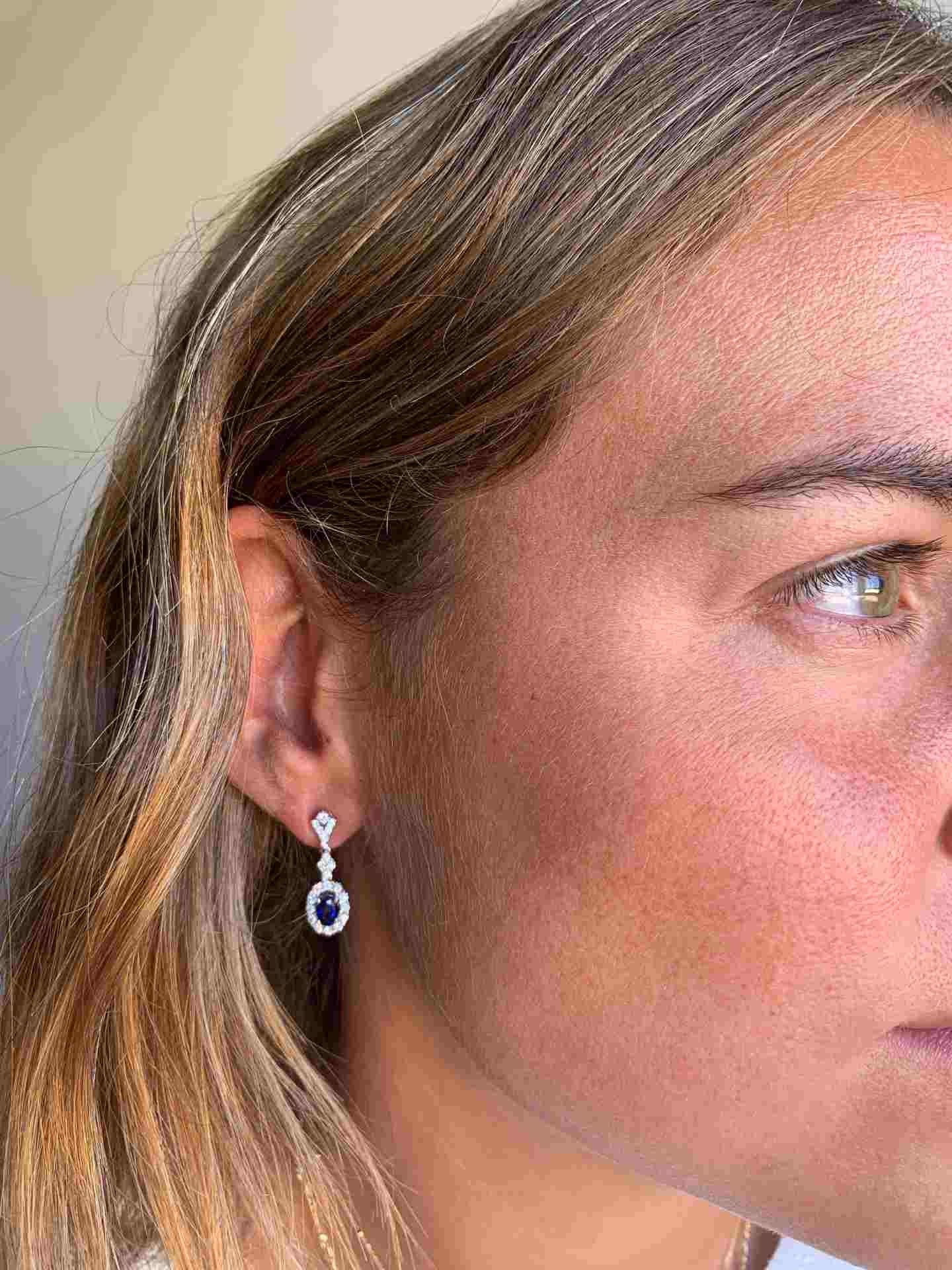 Pendiente colgante IMPERIUM oro blanco esmeraldas y brillantes.