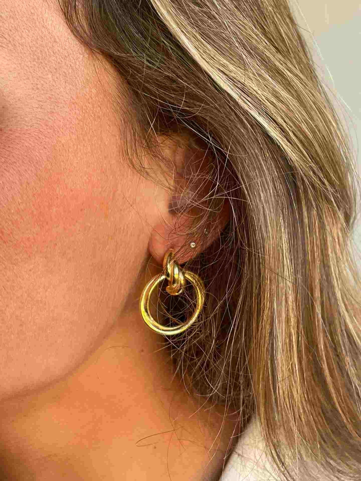 SIGFRIDO pendientes argollas cruzadas en plata 1ª ley bañado oro