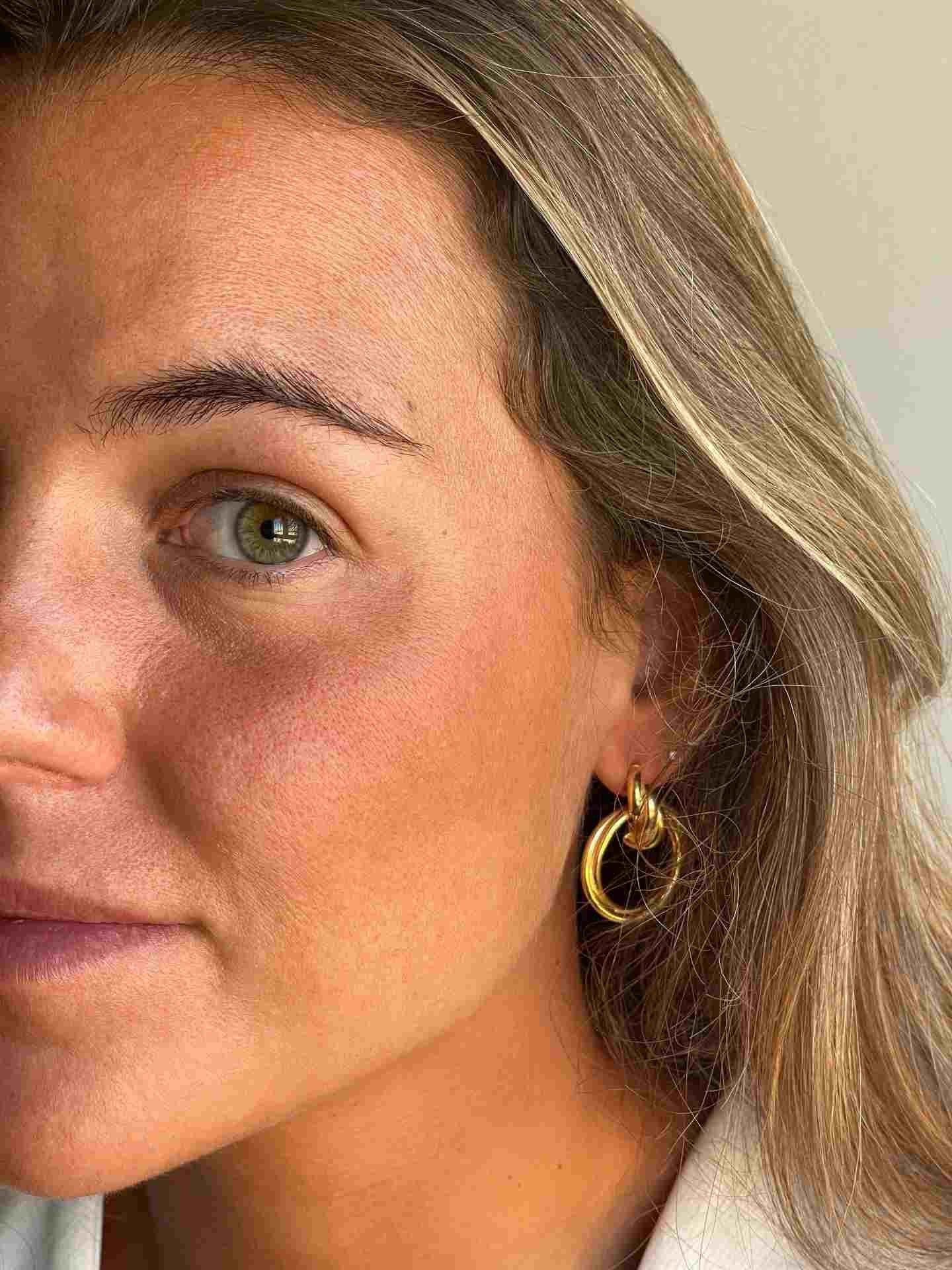 SIGFRIDO pendientes argollas cruzadas en plata 1ª ley bañado oro