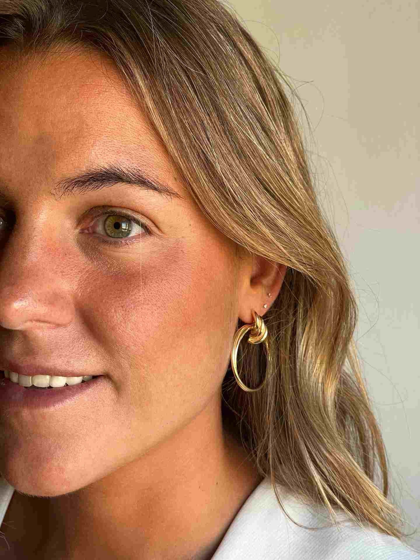 SIGFRIDO pendientes argollas cruzadas en plata 1ª ley bañado oro