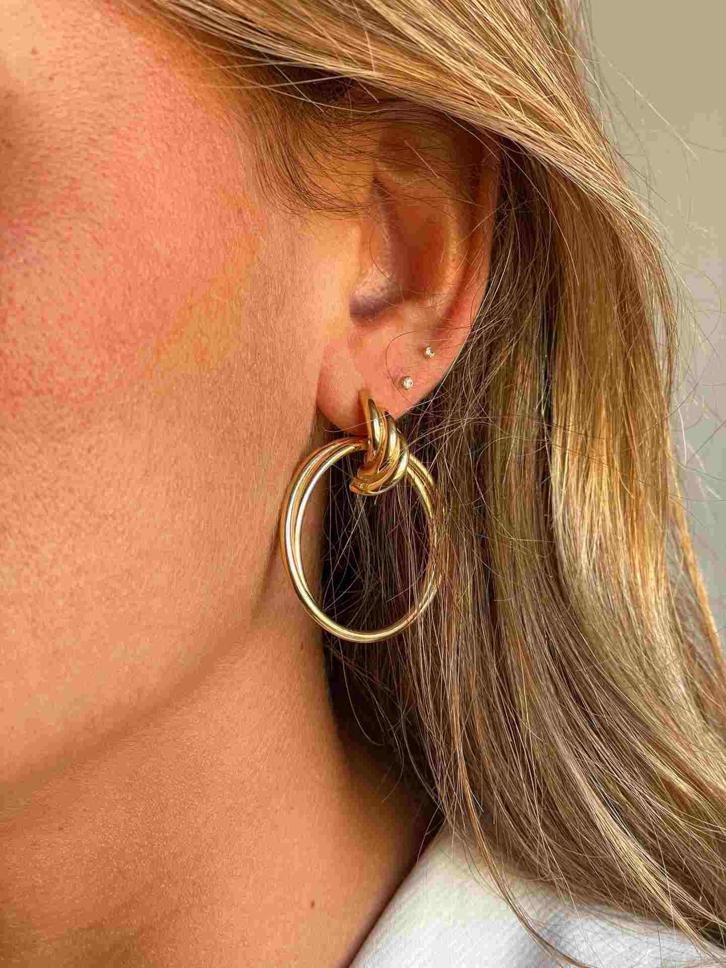 SIGFRIDO pendientes argollas cruzadas en plata 1ª ley bañado oro