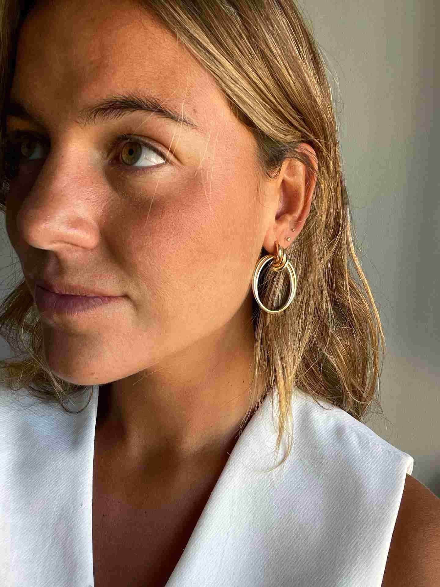 SIGFRIDO pendientes argollas cruzadas en plata 1ª ley bañado oro