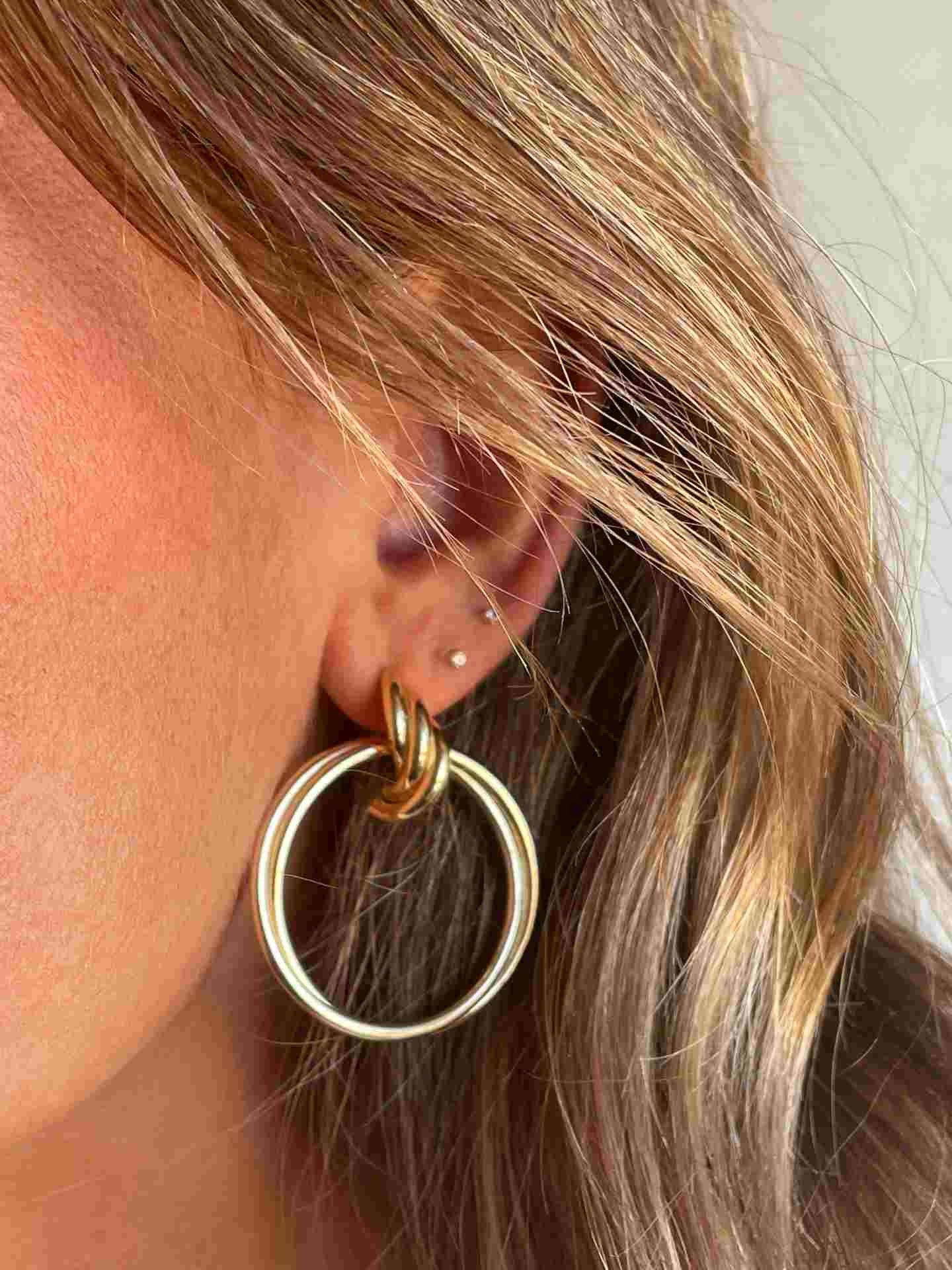 SIGFRIDO pendientes argollas cruzadas en plata 1ª ley bañado oro