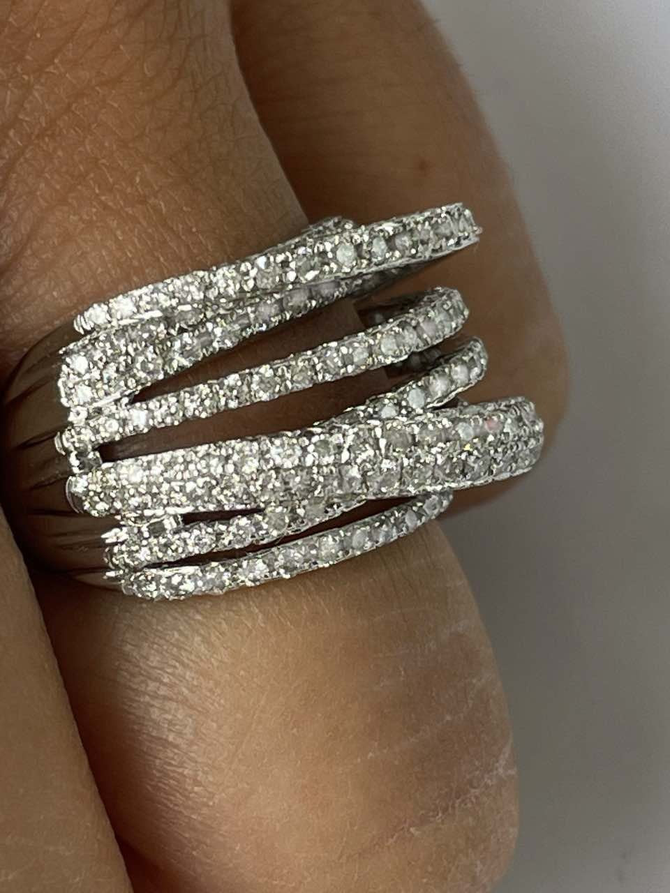 GROTTA, anillo de oro con varios aros de diamantes.