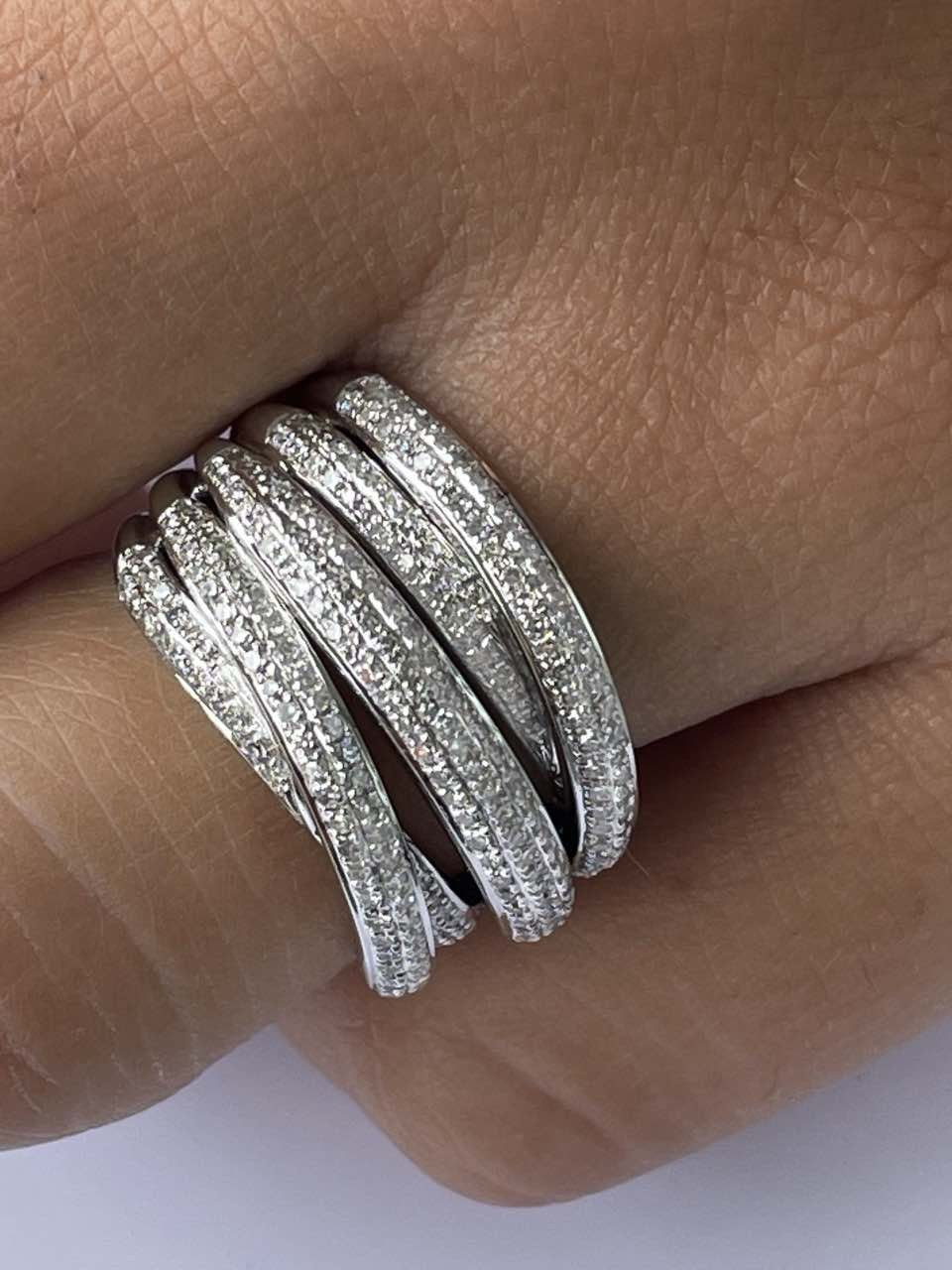 LUCCA, anillo de oro y varios aros diamantes.