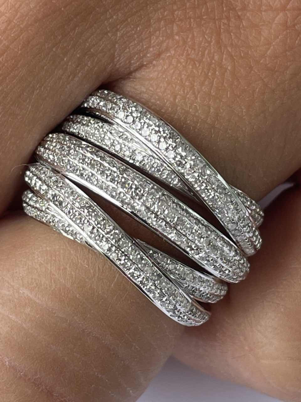 LUCCA, anillo de oro y varios aros diamantes.