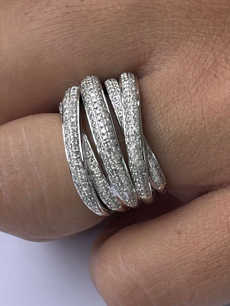 LUCCA, anillo de oro y varios aros diamantes.