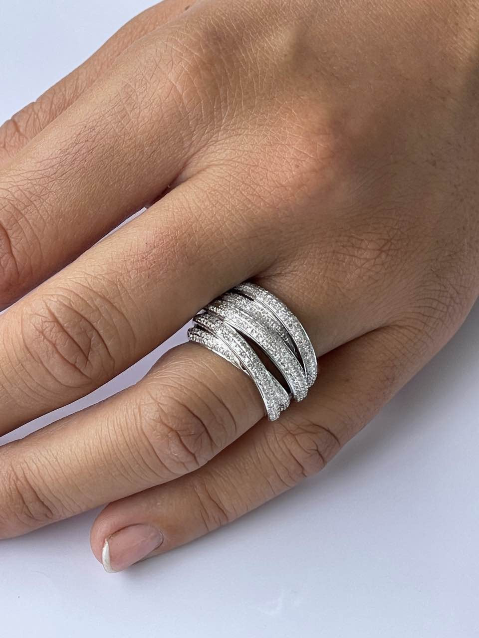 LUCCA, anillo de oro y varios aros diamantes.