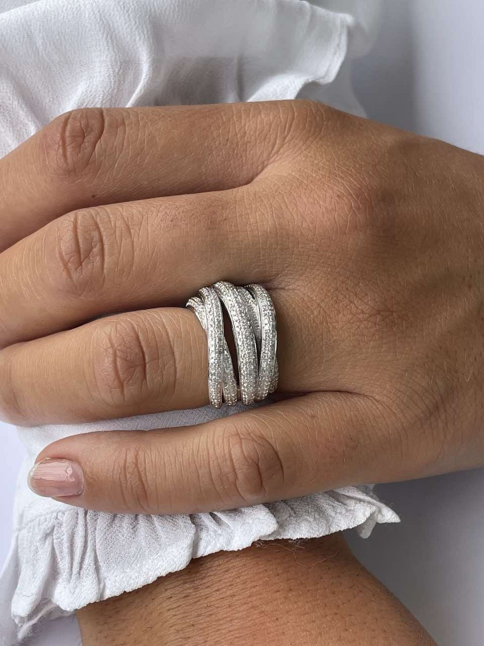 LUCCA, anillo de oro y varios aros diamantes.