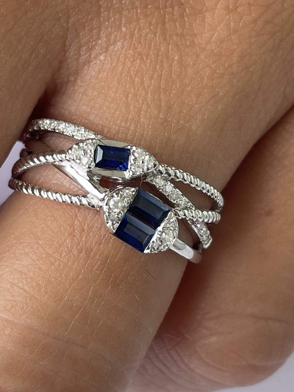 Anillo BERBER oro blanco de 18 kts brillantes y zafiros baguettes - Roman Joyero