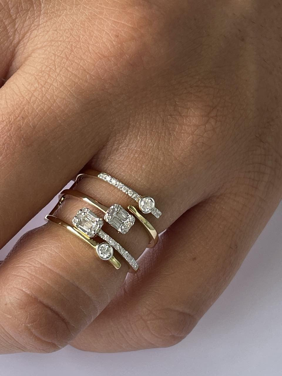 Anillo ancho de oro amarillo 18 kts. con diamantes