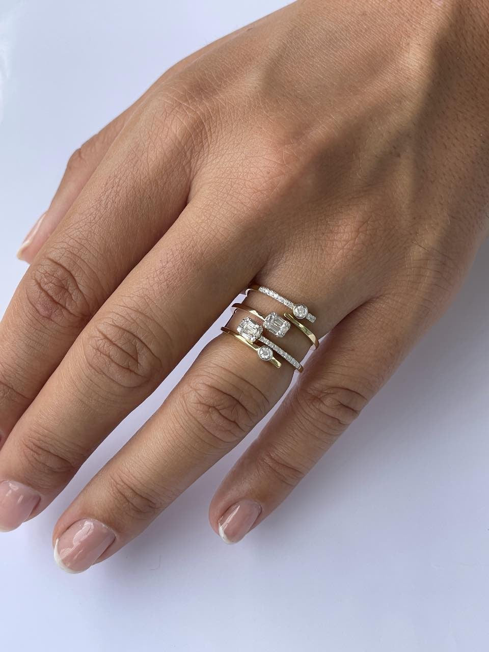 Anillo ancho de oro amarillo 18 kts. con diamantes