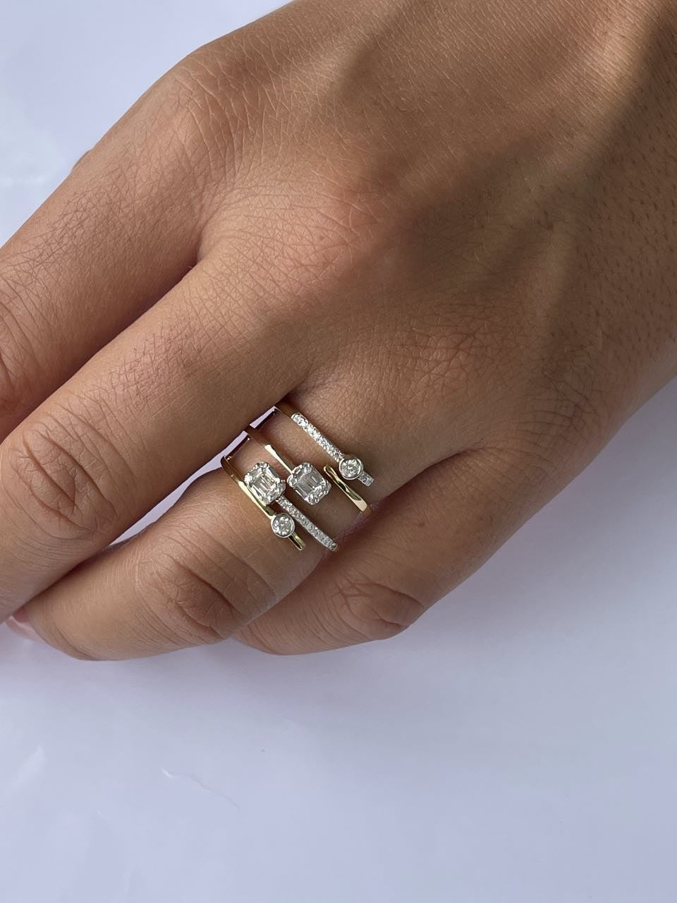 Anillo ancho de oro amarillo 18 kts. con diamantes