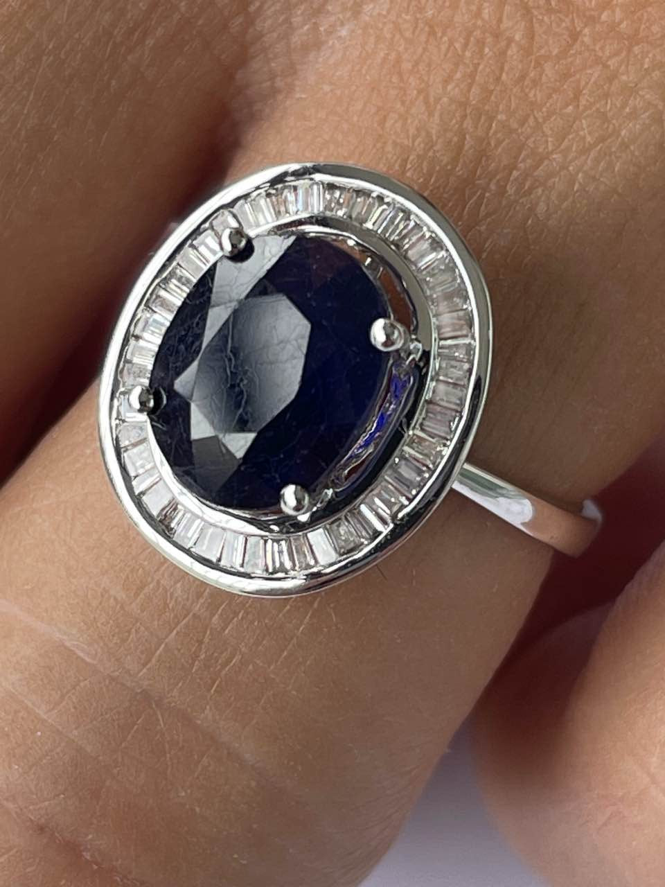 VALS anillo oro 18k de esmeralda rodeadas de taipes de brillantes