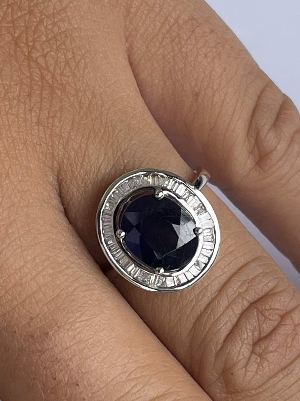 VALS anillo oro 18k de esmeralda rodeadas de taipes de brillantes
