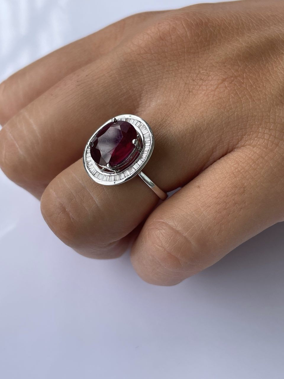 VALS anillo oro 18k de esmeralda rodeadas de taipes de brillantes