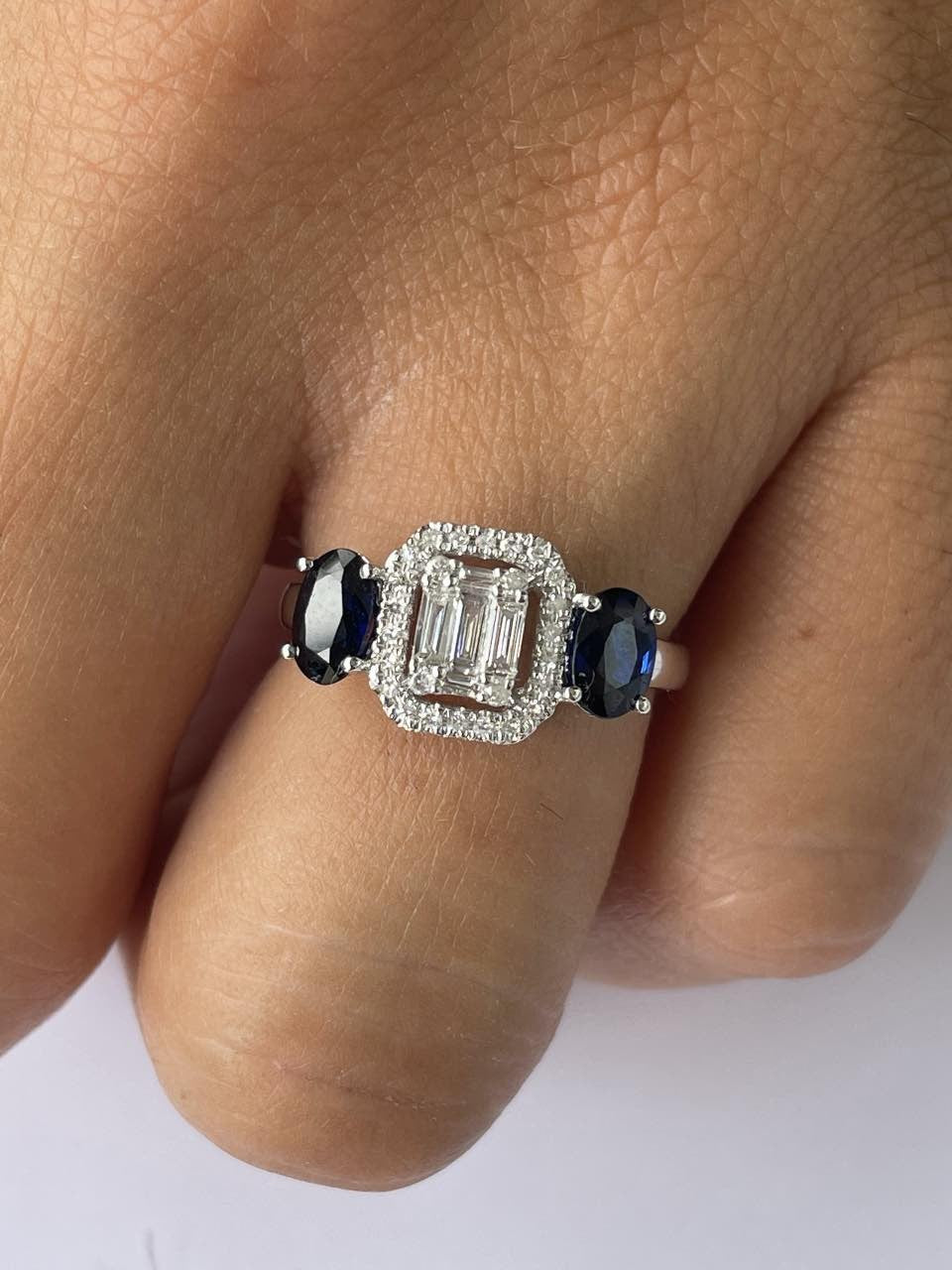 Anillo SENAY de oro blanco con brillantes, baguettes y zafiro - Roman Joyero