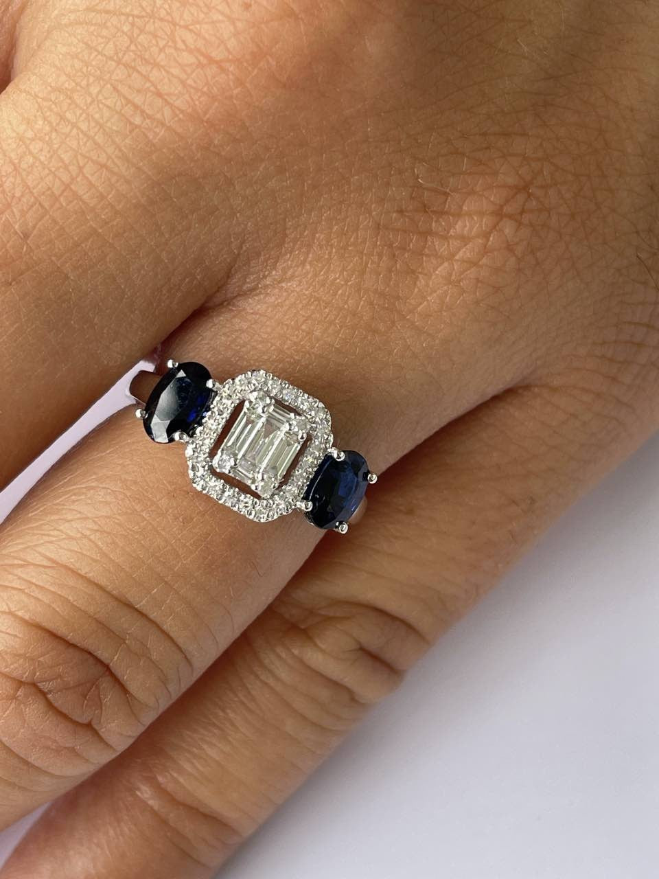 Anillo SENAY de oro blanco con brillantes, baguettes y zafiro - Roman Joyero