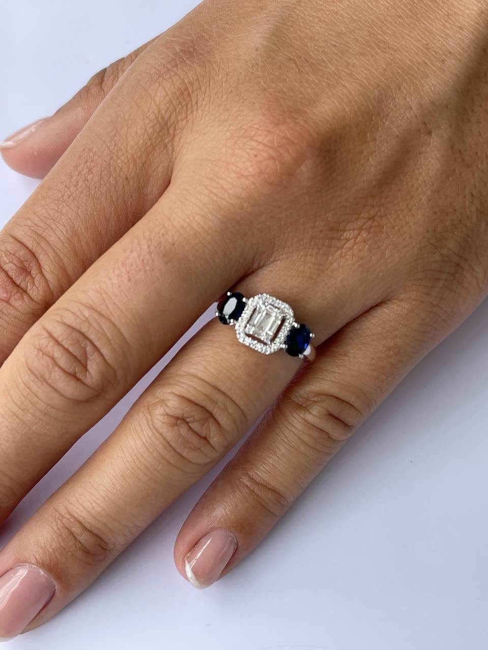 Anillo SENAY de oro blanco con brillantes, baguettes y zafiro - Roman Joyero