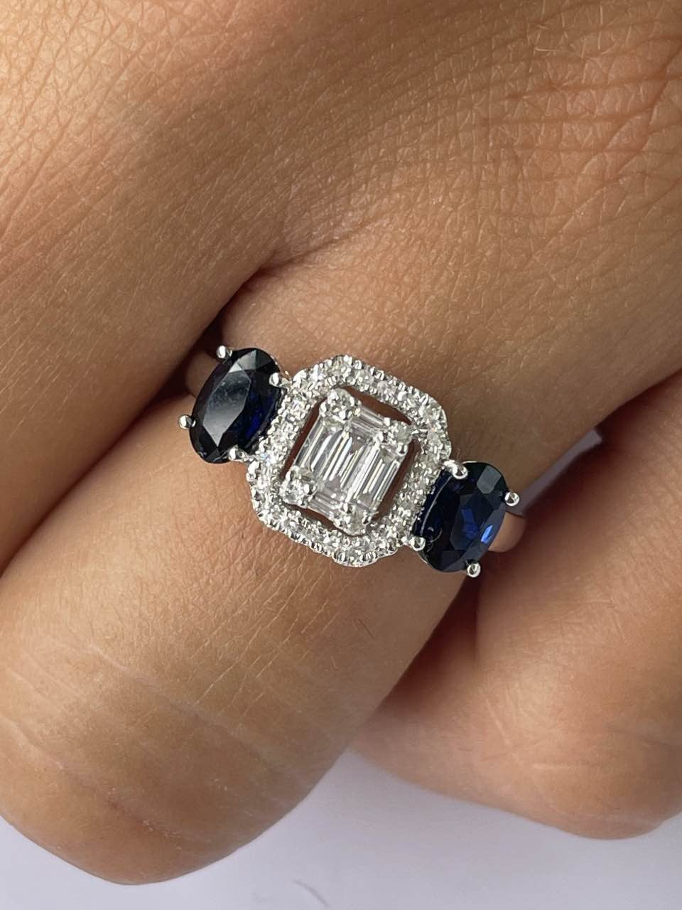 Anillo SENAY de oro blanco con brillantes, baguettes y zafiro - Roman Joyero