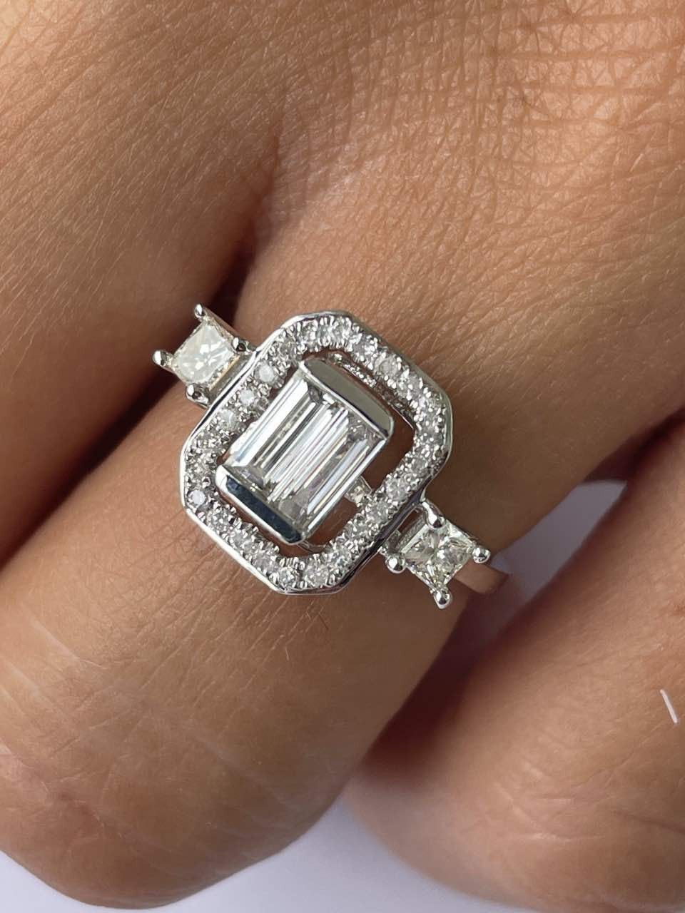 Anillo de compromiso en oro blanco con diamantes