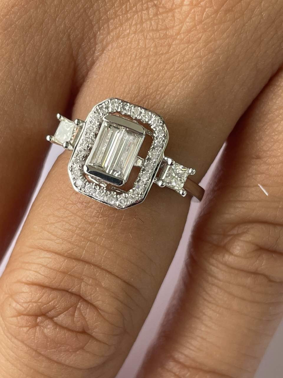 Anillo de compromiso en oro blanco con diamantes
