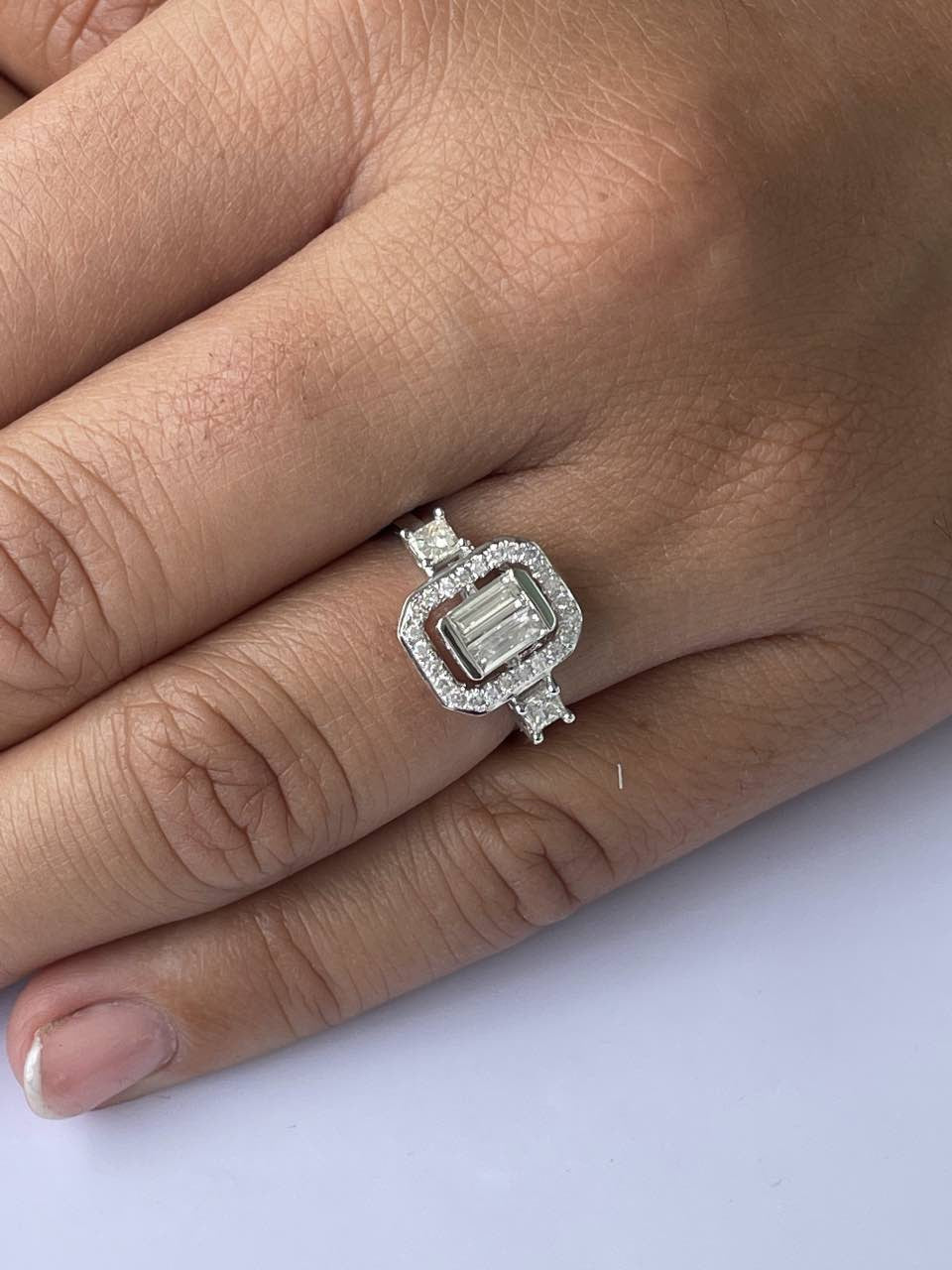 Anillo de compromiso en oro blanco con diamantes