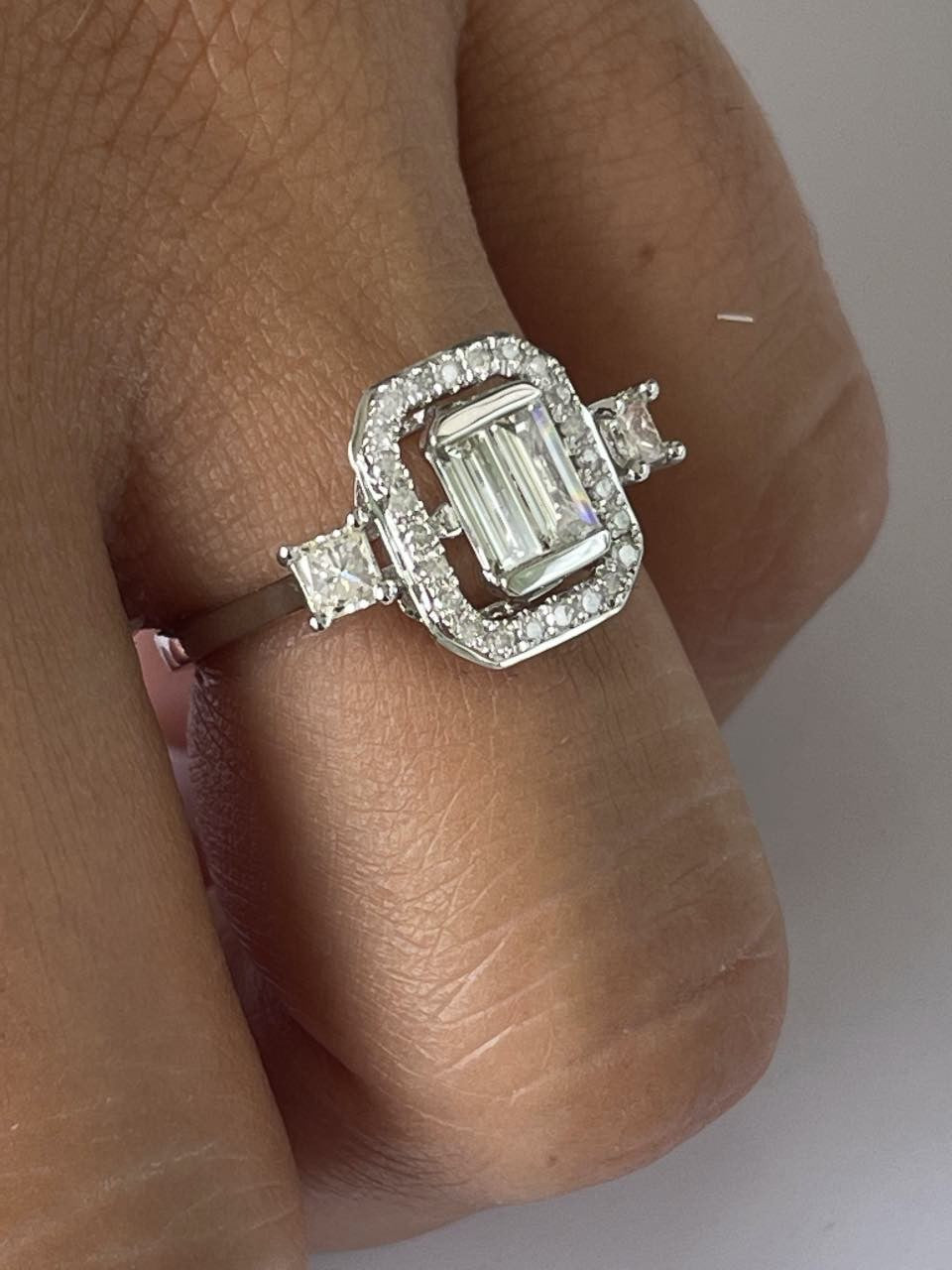Anillo de compromiso en oro blanco con diamantes