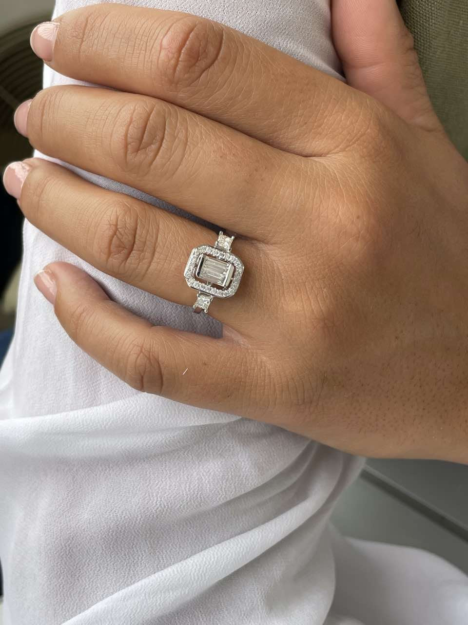 Anillo de compromiso en oro blanco con diamantes