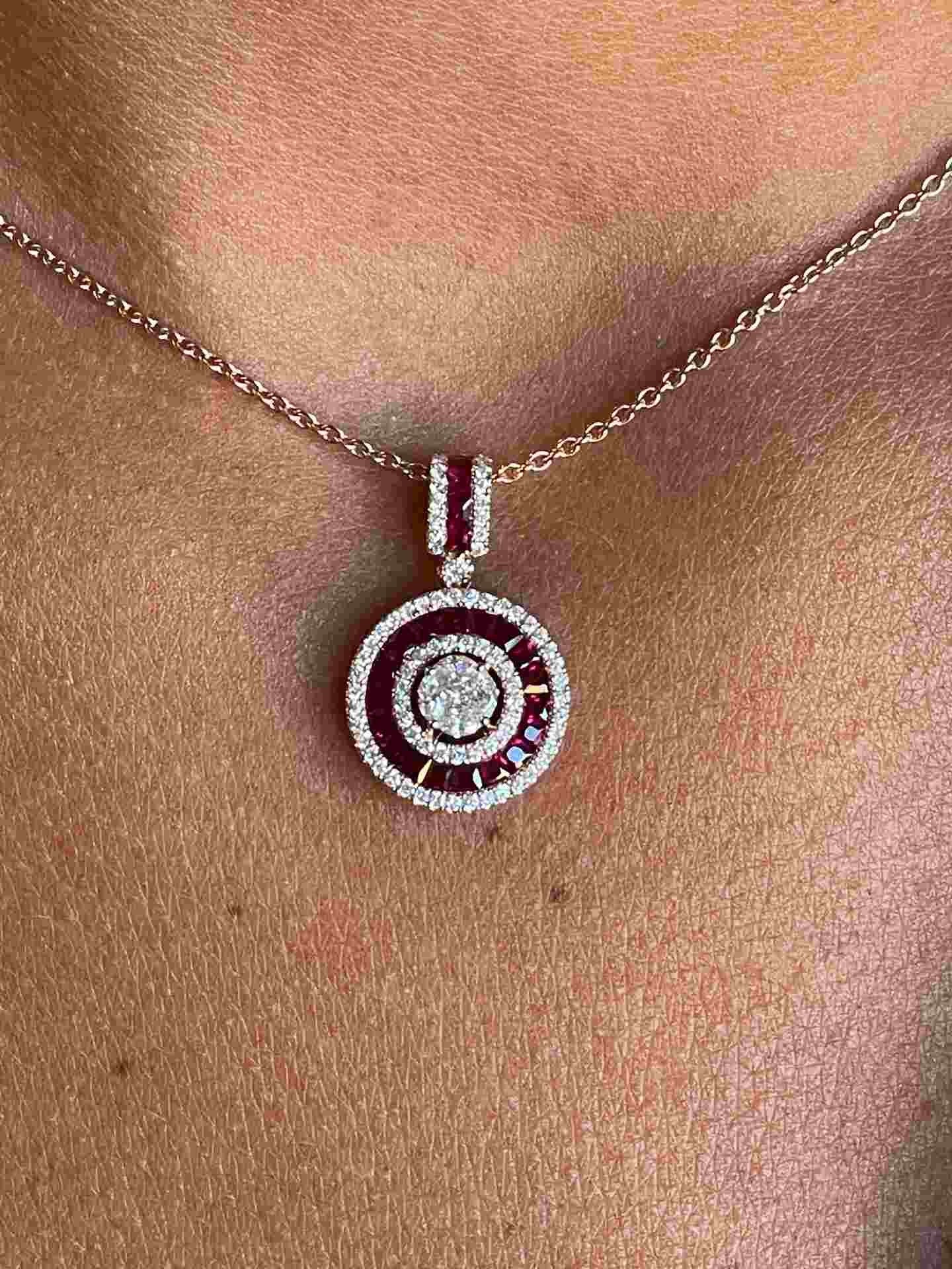 DRAKE colgante forma redonda en oro brillantes y zafiros o rubies