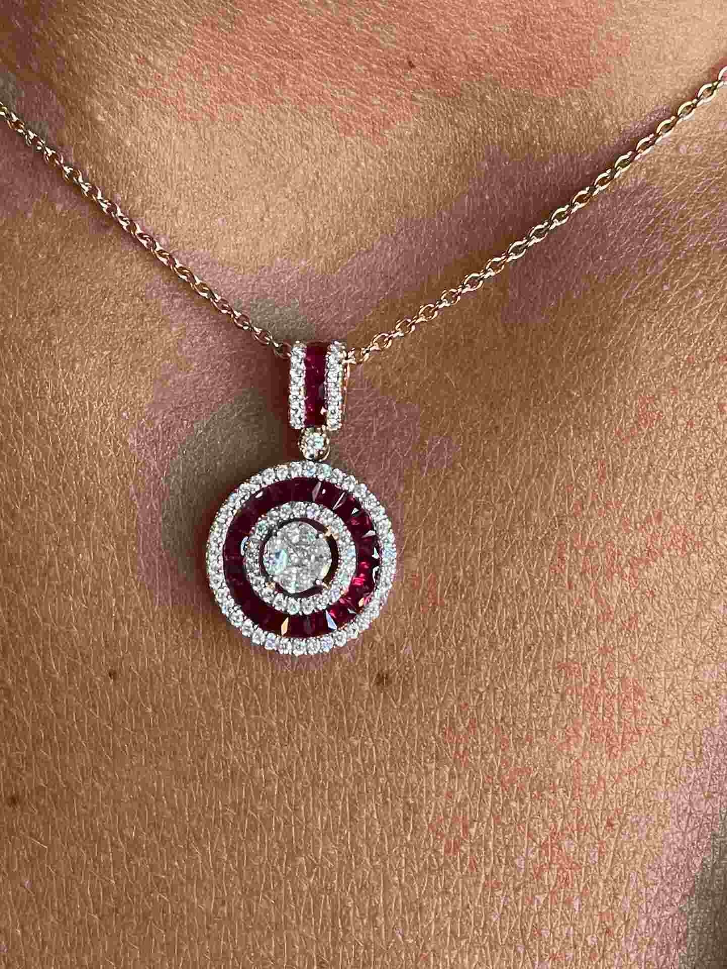 DRAKE colgante forma redonda en oro brillantes y zafiros o rubies